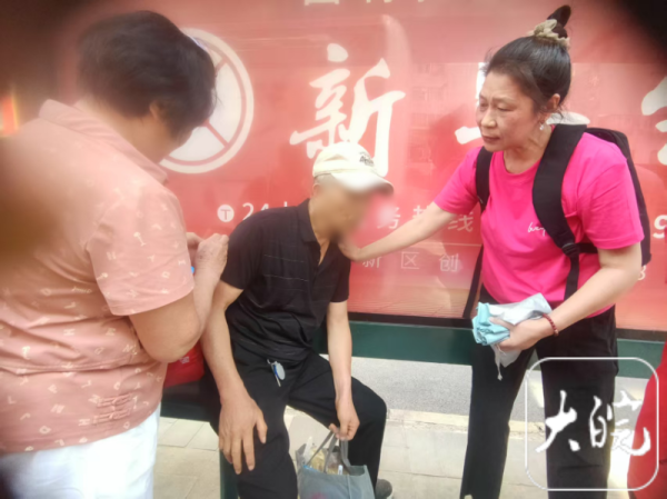 闪牛 老大爷高温天等公交时摔倒  合肥众多市民伸援手_大皖新闻 | 安徽网