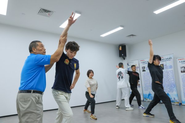 臻富配资 “一键回沪”的非遗奇妙夜！市民艺术夜校首开留学生定制班